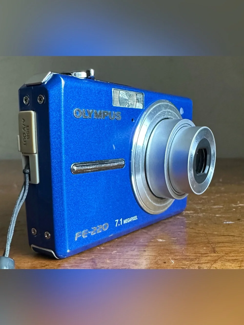 Olympus FE-220 Compact 7.1MP 3x Optical Zoom Point & Shoot Digital Camera Blue